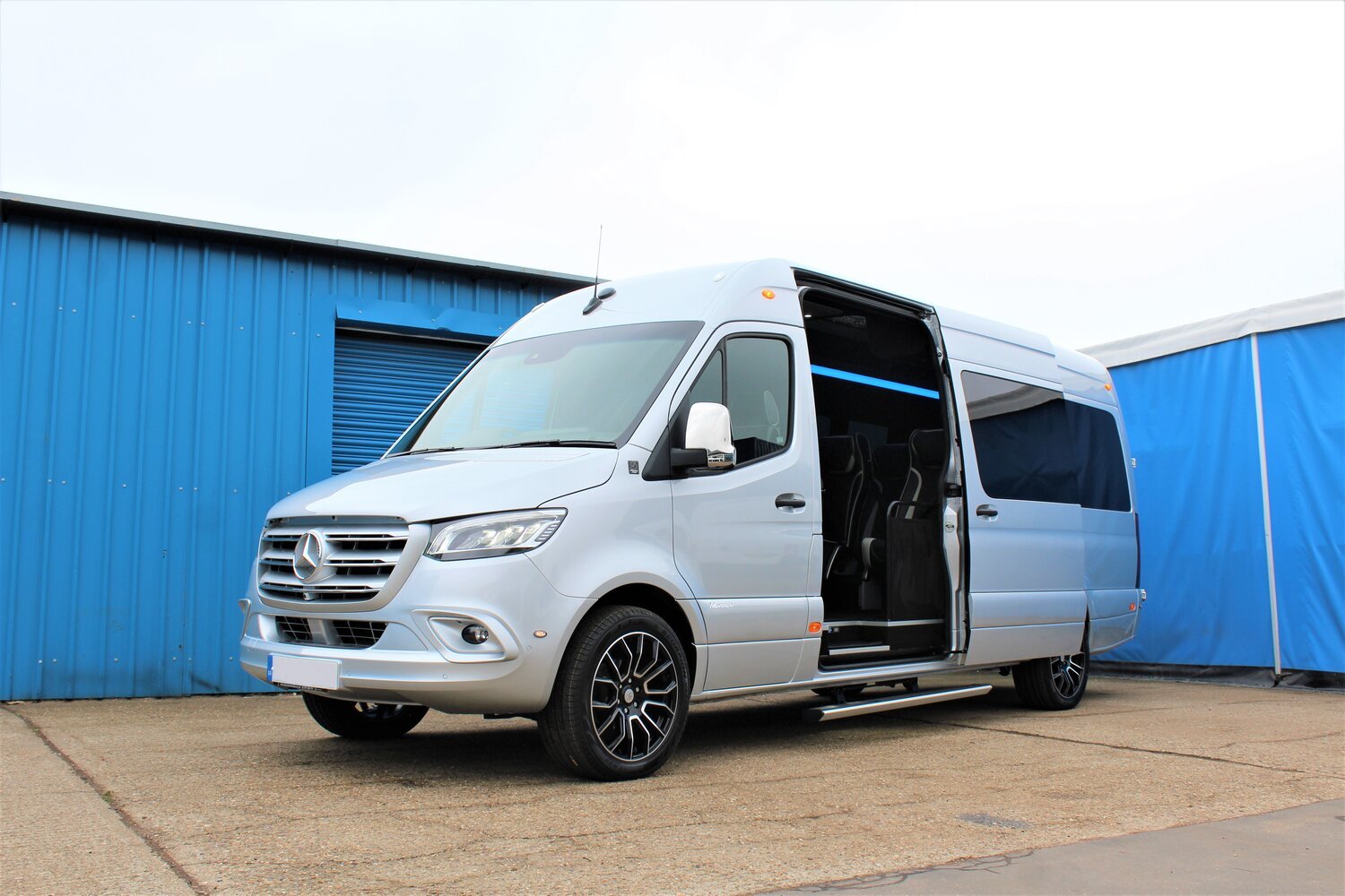 The Benefits of using a Minibus for Airport Transportation